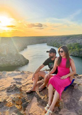 Ensaio fotográfico de casal ao pôr do sol nos cânions