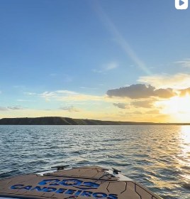 Lancha Candeeiros navegando ao pôr do sol